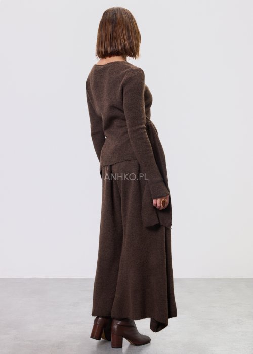 Brązowy komplet dzianinowy Nerida Asym z asymetryczną tuniką i szerokimi spodniami, miękka dzianina, styl nowoczesny i minimalistyczny.