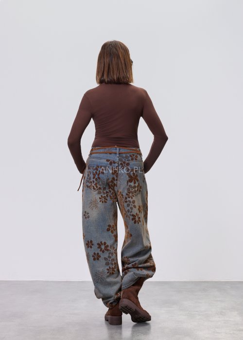 Brązowa bluzka damska Maris Quiet z asymetrycznym dekoltem i długim rękawem, dopasowany fason, styl nowoczesny casual.