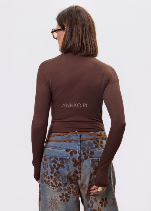 Brązowa bluzka damska Maris Quiet z asymetrycznym dekoltem i długim rękawem, dopasowany fason, styl nowoczesny casual.