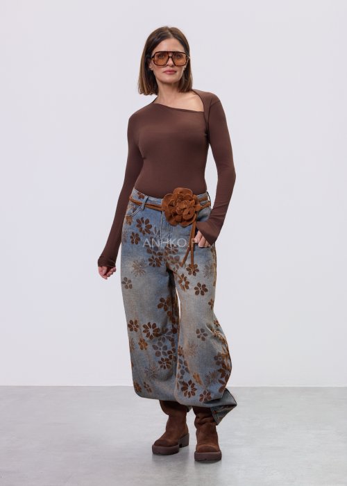 Brązowa bluzka damska Maris Quiet z asymetrycznym dekoltem i długim rękawem, dopasowany fason, styl nowoczesny casual.