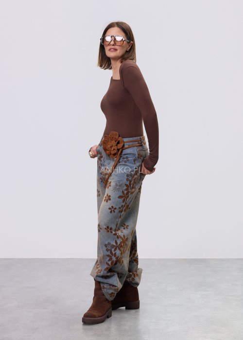 Brązowa bluzka damska Maris Quiet z asymetrycznym dekoltem i długim rękawem, dopasowany fason, styl nowoczesny casual.