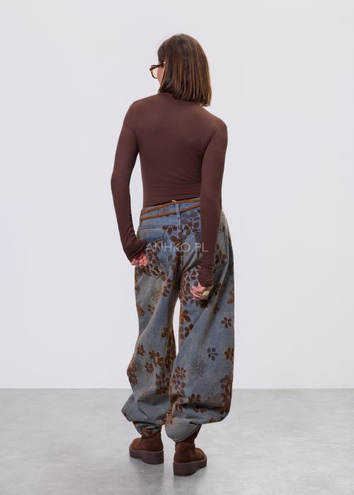 Brązowa bluzka damska Maris Quiet z asymetrycznym dekoltem i długim rękawem, dopasowany fason, styl nowoczesny casual.