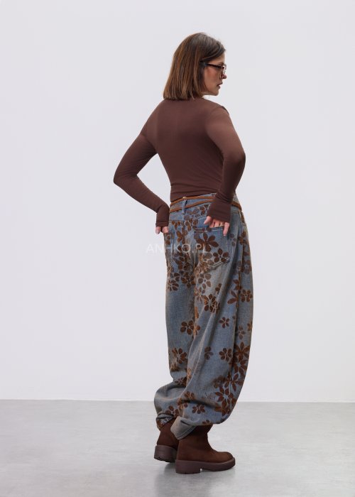 Brązowa bluzka damska Maris Quiet z asymetrycznym dekoltem i długim rękawem, dopasowany fason, styl nowoczesny casual.