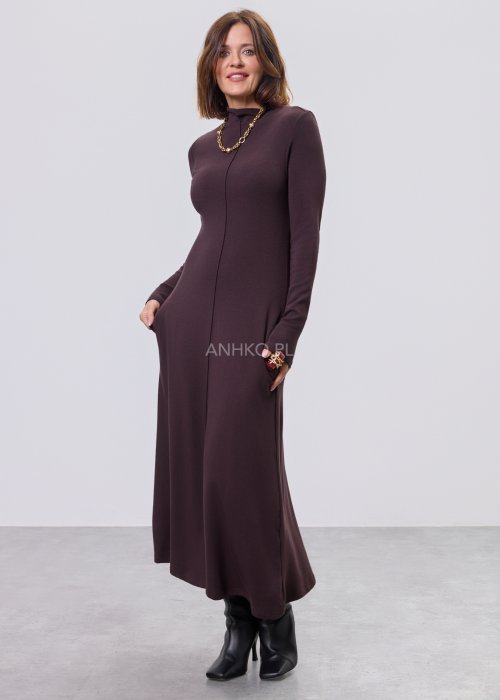 Długa śliwkowa sukienka maxi z długim rękawem i kieszeniami, stylizowana z czarnymi botkami.