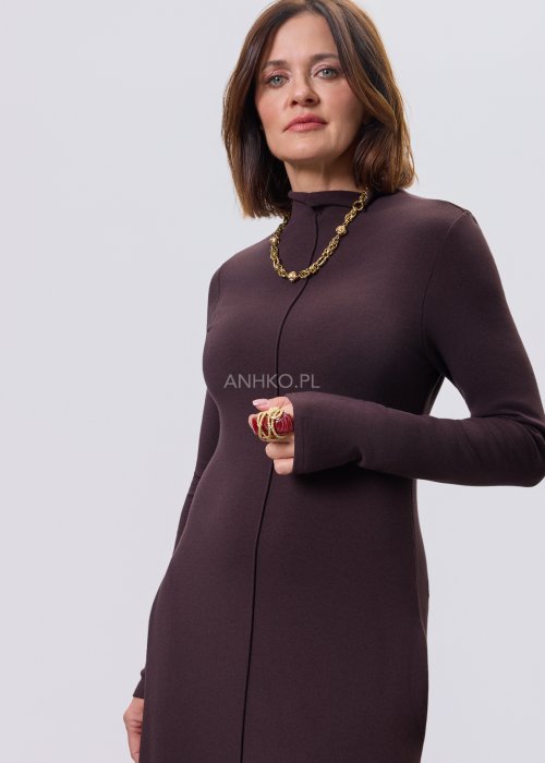 Długa śliwkowa sukienka maxi z długim rękawem i kieszeniami, stylizowana z czarnymi botkami.