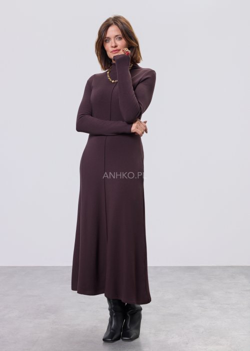 Długa śliwkowa sukienka maxi z długim rękawem i kieszeniami, stylizowana z czarnymi botkami.