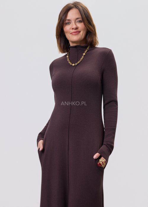 Długa śliwkowa sukienka maxi z długim rękawem i kieszeniami, stylizowana z czarnymi botkami.