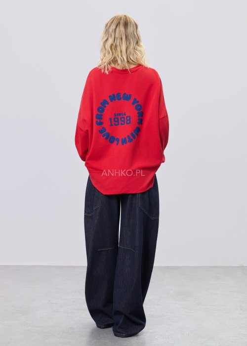 Czerwona bluza damska oversize z nadrukiem Since 1998 z przodu i okrągłą grafiką na plecach, stylizacja z szerokimi jeansami.