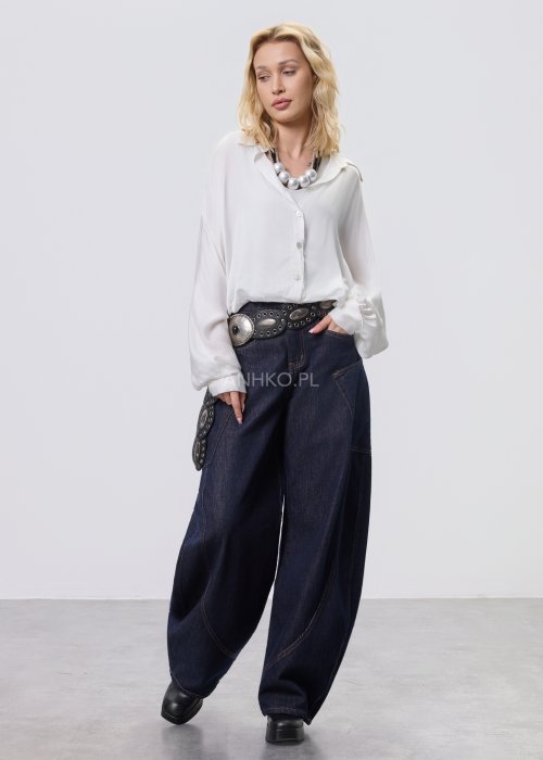 Granatowe jeansy damskie z szeroką nogawką i utility kieszeniami, ozdobne przeszycia, stylizacja z czerwonymi balerinami.