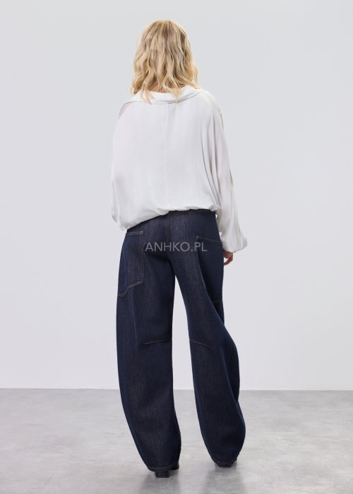 Granatowe jeansy damskie z szeroką nogawką i utility kieszeniami, ozdobne przeszycia, stylizacja z czerwonymi balerinami.