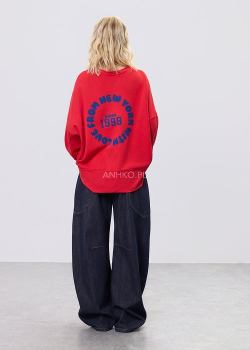 Granatowe jeansy damskie z szeroką nogawką i utility kieszeniami, ozdobne przeszycia, stylizacja z czerwonymi balerinami.