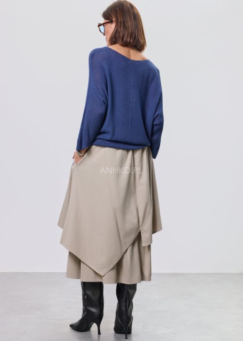 Granatowa bluzka damska z dekoltem V i luźnym fasonem, zestawiona z beżową spódnicą.