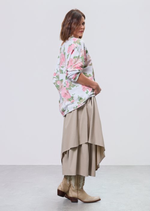 Beżowa spódnica midi o asymetrycznym, warstwowym kroju z elastycznym pasem i kieszeniami, stylizowana z kowbojkami.