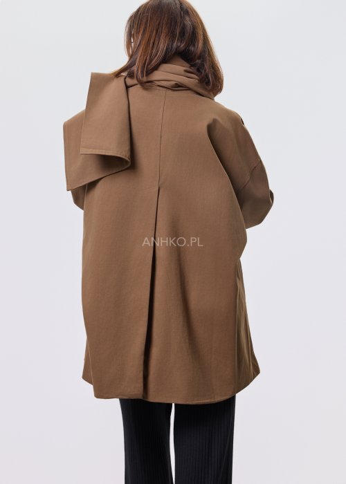 Krótki płaszcz damski w kolorze camel z paskiem i szerokim kołnierzem, stylizowany z czarnym kompletem dzianinowym i botkami.