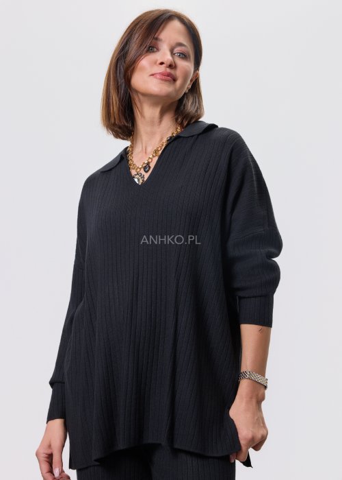 Czarny komplet dzianinowy z bluzką z dekoltem w serek i prostymi spodniami, stylizowany z czarnymi botkami.