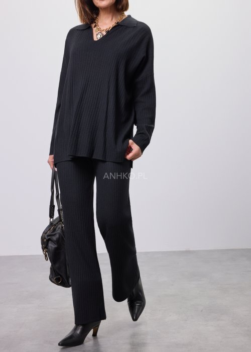 Czarny komplet dzianinowy z bluzką z dekoltem w serek i prostymi spodniami, stylizowany z czarnymi botkami.