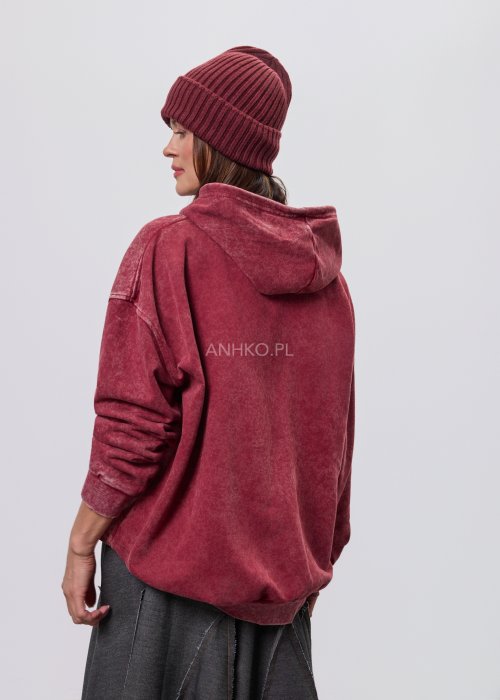 Bordowa bluza damska oversize z kapturem i dużą cekinową grafiką, swobodny fason w miejskiej stylizacji.