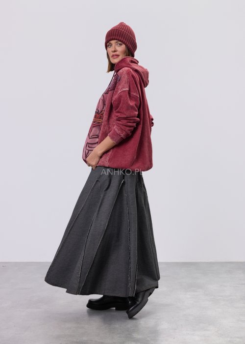 Bordowa bluza damska oversize z kapturem i dużą cekinową grafiką, swobodny fason w miejskiej stylizacji.