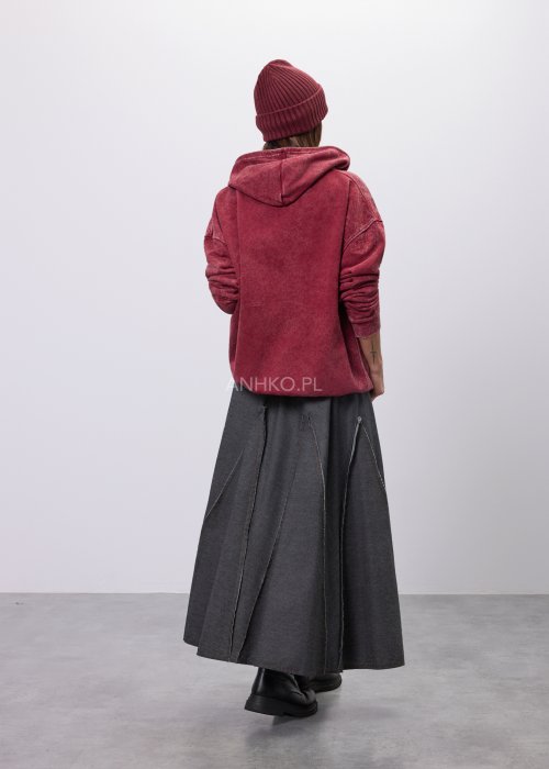 Bordowa bluza damska oversize z kapturem i dużą cekinową grafiką, swobodny fason w miejskiej stylizacji.