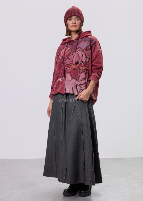 Bordowa bluza damska oversize z kapturem i dużą cekinową grafiką, swobodny fason w miejskiej stylizacji.