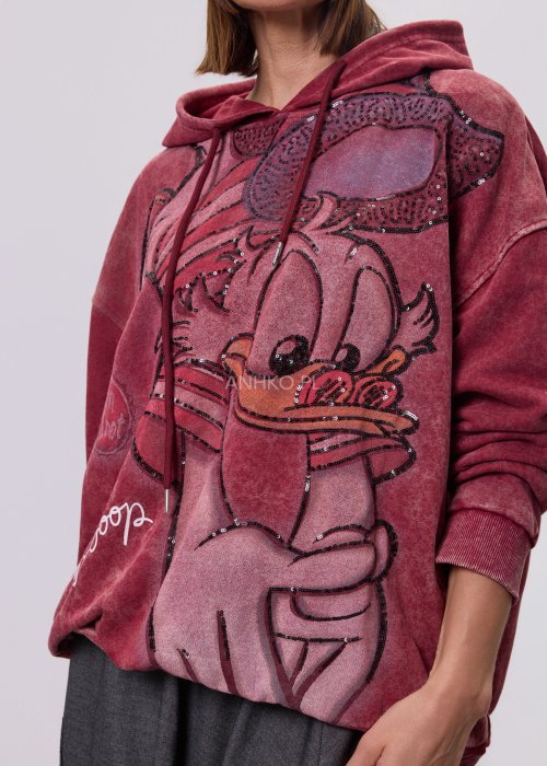 Bordowa bluza damska oversize z kapturem i dużą cekinową grafiką, swobodny fason w miejskiej stylizacji.