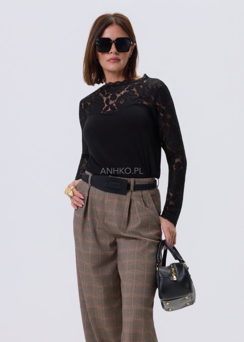 Czarna bluzka damska Lace Flow z koronkową górą i długimi rękawami oraz gładkim dołem, o klasycznym kroju, stylizowana z eleganckimi spodniami w kratę.