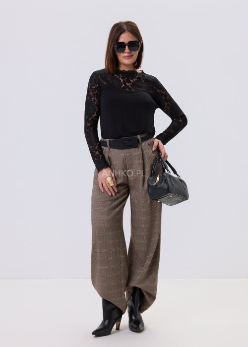 Czarna bluzka damska Lace Flow z koronkową górą i długimi rękawami oraz gładkim dołem, o klasycznym kroju, stylizowana z eleganckimi spodniami w kratę.