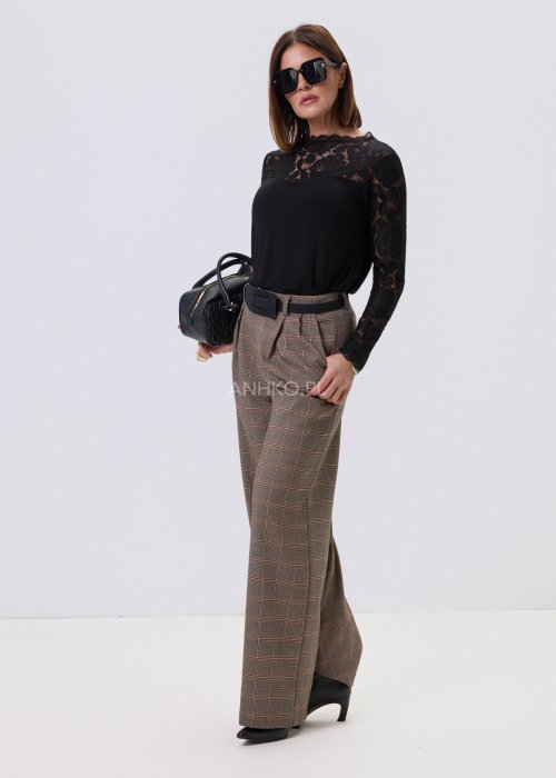 Czarna bluzka damska Lace Flow z koronkową górą i długimi rękawami oraz gładkim dołem, o klasycznym kroju, stylizowana z eleganckimi spodniami w kratę.