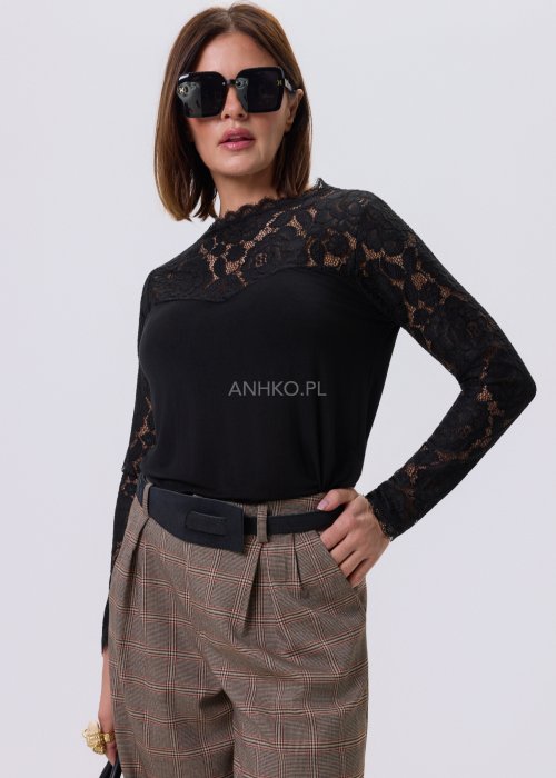 Czarna bluzka damska Lace Flow z koronkową górą i długimi rękawami oraz gładkim dołem, o klasycznym kroju, stylizowana z eleganckimi spodniami w kratę.