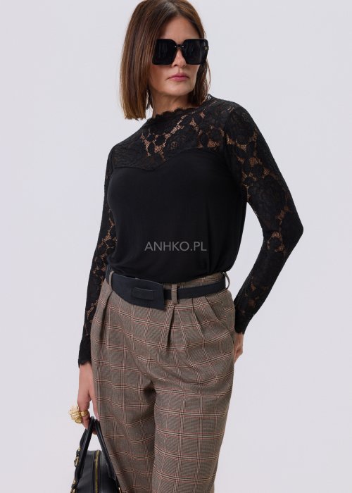Czarna bluzka damska Lace Flow z koronkową górą i długimi rękawami oraz gładkim dołem, o klasycznym kroju, stylizowana z eleganckimi spodniami w kratę.