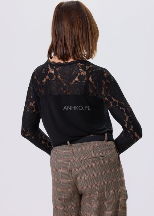 Czarna bluzka damska Lace Flow z koronkową górą i długimi rękawami oraz gładkim dołem, o klasycznym kroju, stylizowana z eleganckimi spodniami w kratę.