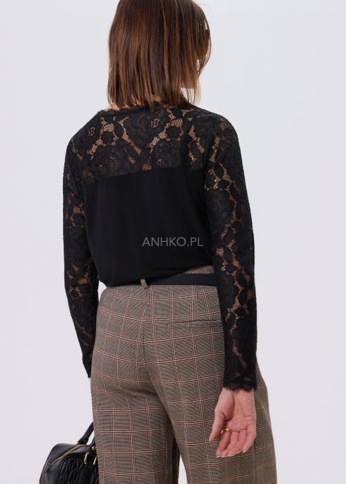 Czarna bluzka damska Lace Flow z koronkową górą i długimi rękawami oraz gładkim dołem, o klasycznym kroju, stylizowana z eleganckimi spodniami w kratę.