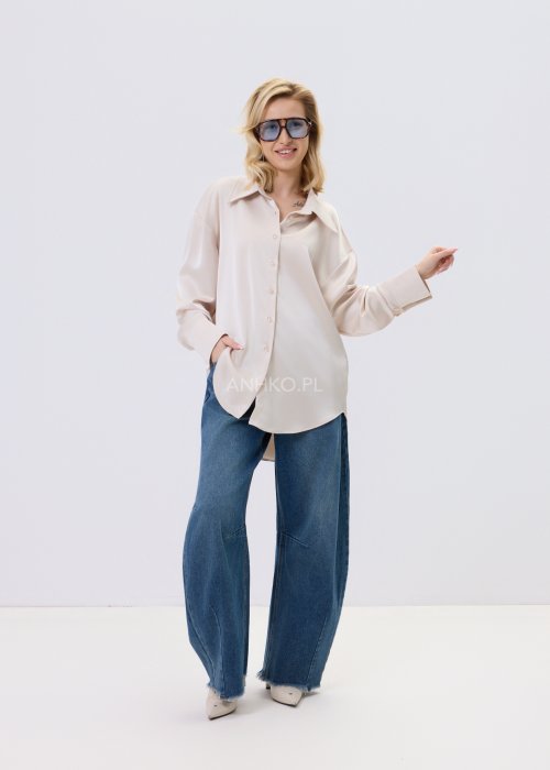 Koszula damska Elvanica w kolorze ecru z satynowym wykończeniem i delikatnym koronkowym tyłem, klasyczny kołnierz, elegancki fason.