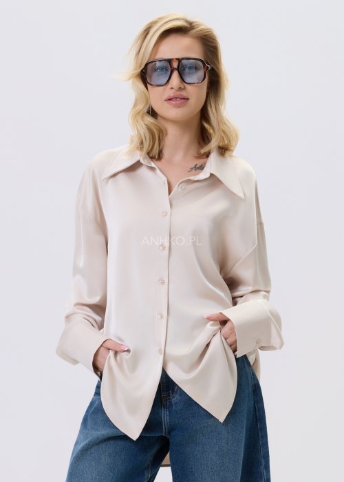Koszula damska Elvanica w kolorze ecru z satynowym wykończeniem i delikatnym koronkowym tyłem, klasyczny kołnierz, elegancki fason.