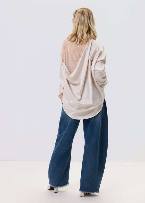 Koszula damska Elvanica w kolorze ecru z satynowym wykończeniem i delikatnym koronkowym tyłem, klasyczny kołnierz, elegancki fason.