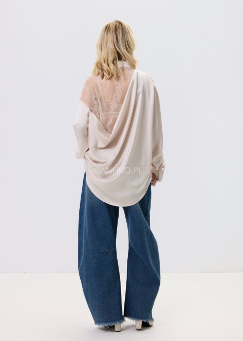 Koszula damska Elvanica w kolorze ecru z satynowym wykończeniem i delikatnym koronkowym tyłem, klasyczny kołnierz, elegancki fason.