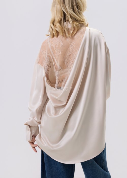 Koszula damska Elvanica w kolorze ecru z satynowym wykończeniem i delikatnym koronkowym tyłem, klasyczny kołnierz, elegancki fason.