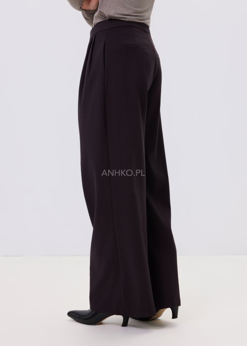 Śliwkowe spodnie damskie Meriviar o eleganckim kroju z szeroką nogawką, zakładki w talii, kieszenie boczne, styl biurowy i formalny.