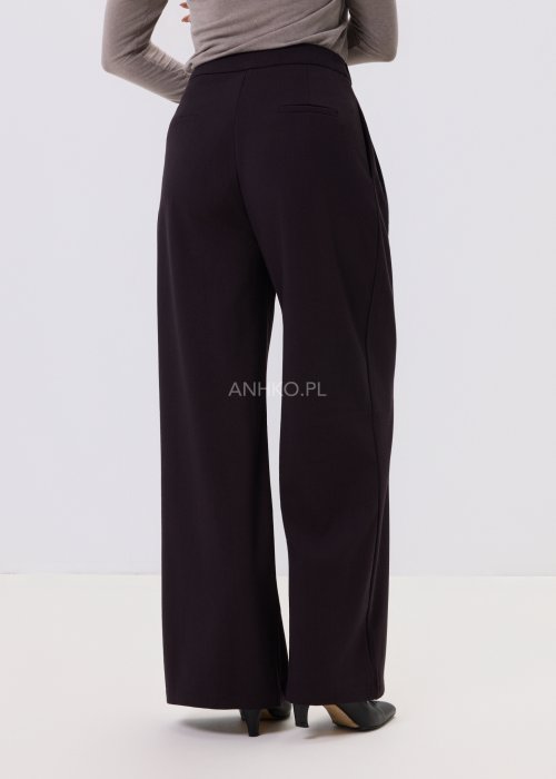 Śliwkowe spodnie damskie Meriviar o eleganckim kroju z szeroką nogawką, zakładki w talii, kieszenie boczne, styl biurowy i formalny.