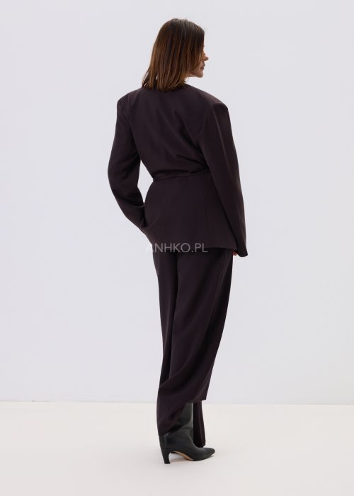 Śliwkowe spodnie damskie Meriviar o eleganckim kroju z szeroką nogawką, zakładki w talii, kieszenie boczne, styl biurowy i formalny.