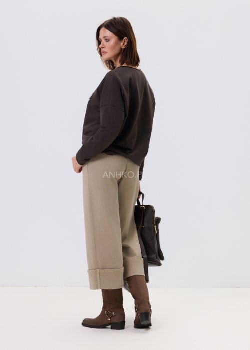 Ciemnobrązowa bluzka damska Los Angeles Vintage z dekoracyjnym haftem na przodzie, luźny fason oversize, długie rękawy, styl casual i miejski.