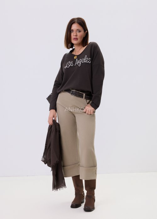 Ciemnobrązowa bluzka damska Los Angeles Vintage z dekoracyjnym haftem na przodzie, luźny fason oversize, długie rękawy, styl casual i miejski.