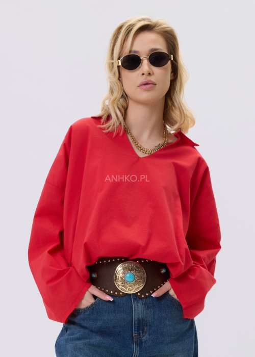 Czerwona bluzka damska The Calm o luźnym kroju z dekoltem V i podwijanymi rękawami, zestawiona z jeansami w stylizacji casualowej