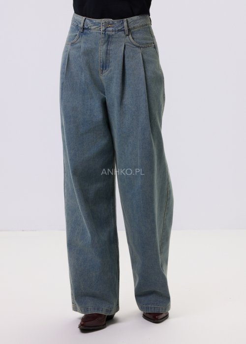 Jeansy damskie Luissa w kolorze denim blue z wysokim stanem i prostą nogawką typu straight, z klasycznymi kieszeniami, stylizowane z czarną bluzką.