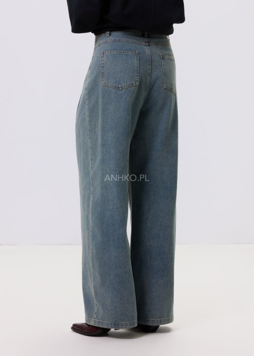 Jeansy damskie Luissa w kolorze denim blue z wysokim stanem i prostą nogawką typu straight, z klasycznymi kieszeniami, stylizowane z czarną bluzką.