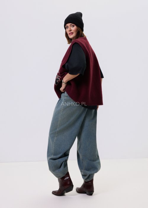 Jeansy damskie Luissa w kolorze denim blue z wysokim stanem i prostą nogawką typu straight, z klasycznymi kieszeniami, stylizowane z czarną bluzką.