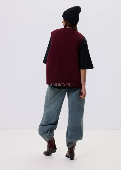 Jeansy damskie Luissa w kolorze denim blue z wysokim stanem i prostą nogawką typu straight, z klasycznymi kieszeniami, stylizowane z czarną bluzką.