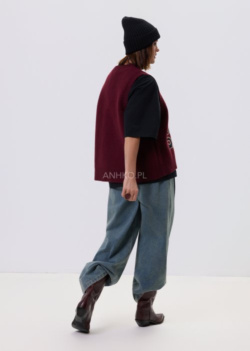 Jeansy damskie Luissa w kolorze denim blue z wysokim stanem i prostą nogawką typu straight, z klasycznymi kieszeniami, stylizowane z czarną bluzką.