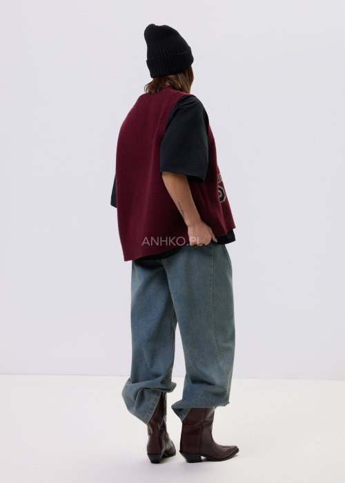 Jeansy damskie Luissa w kolorze denim blue z wysokim stanem i prostą nogawką typu straight, z klasycznymi kieszeniami, stylizowane z czarną bluzką.