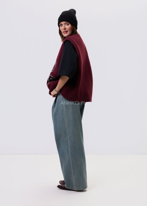 Jeansy damskie Luissa w kolorze denim blue z wysokim stanem i prostą nogawką typu straight, z klasycznymi kieszeniami, stylizowane z czarną bluzką.